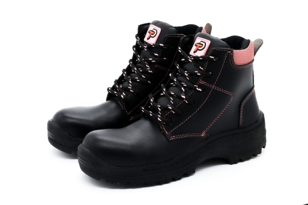 Borceguí de seguridad para mujer Ten-Pac Delta en color negro y rosa, vista de perfil.